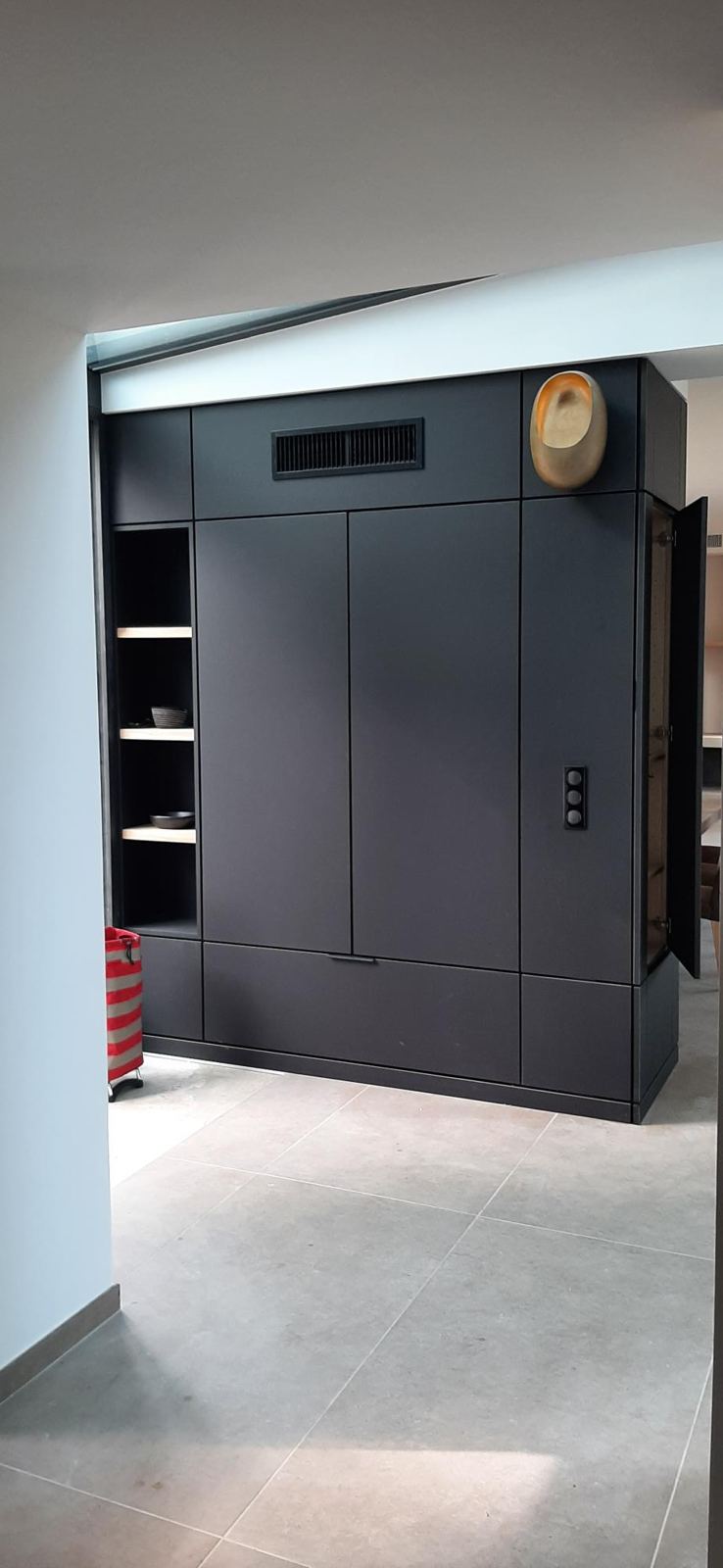 Appareillage noir intégré dans un meuble sur mesure