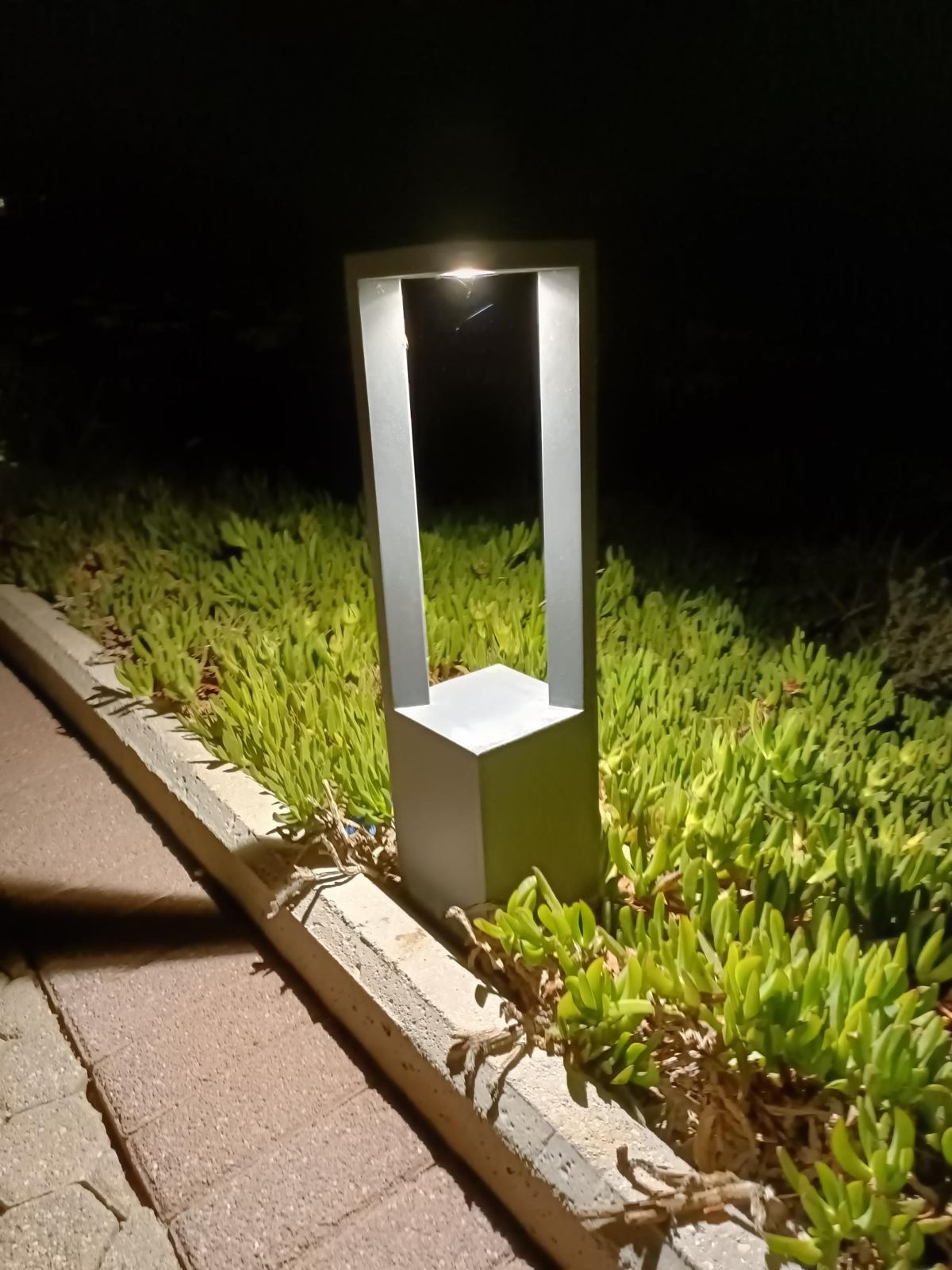 Borne d'éclairage extérieur allumée de nuit