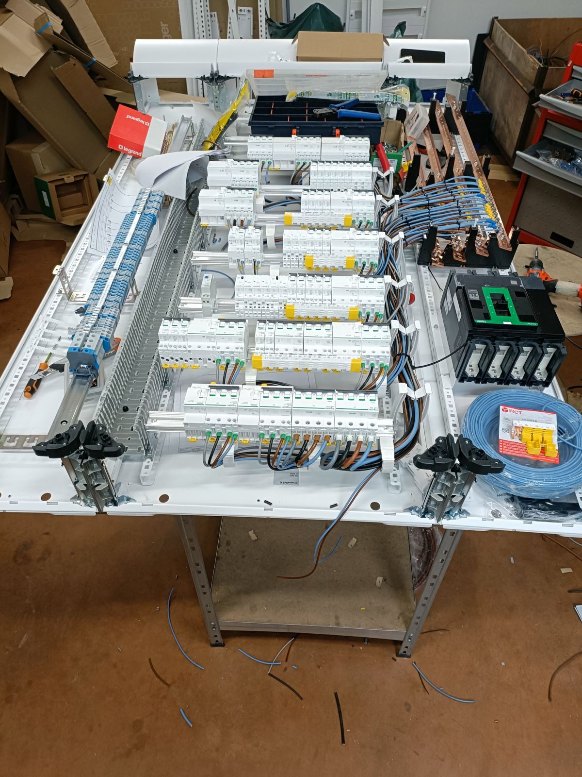 Câblage d'un tableau électrique tertiaire en atelier