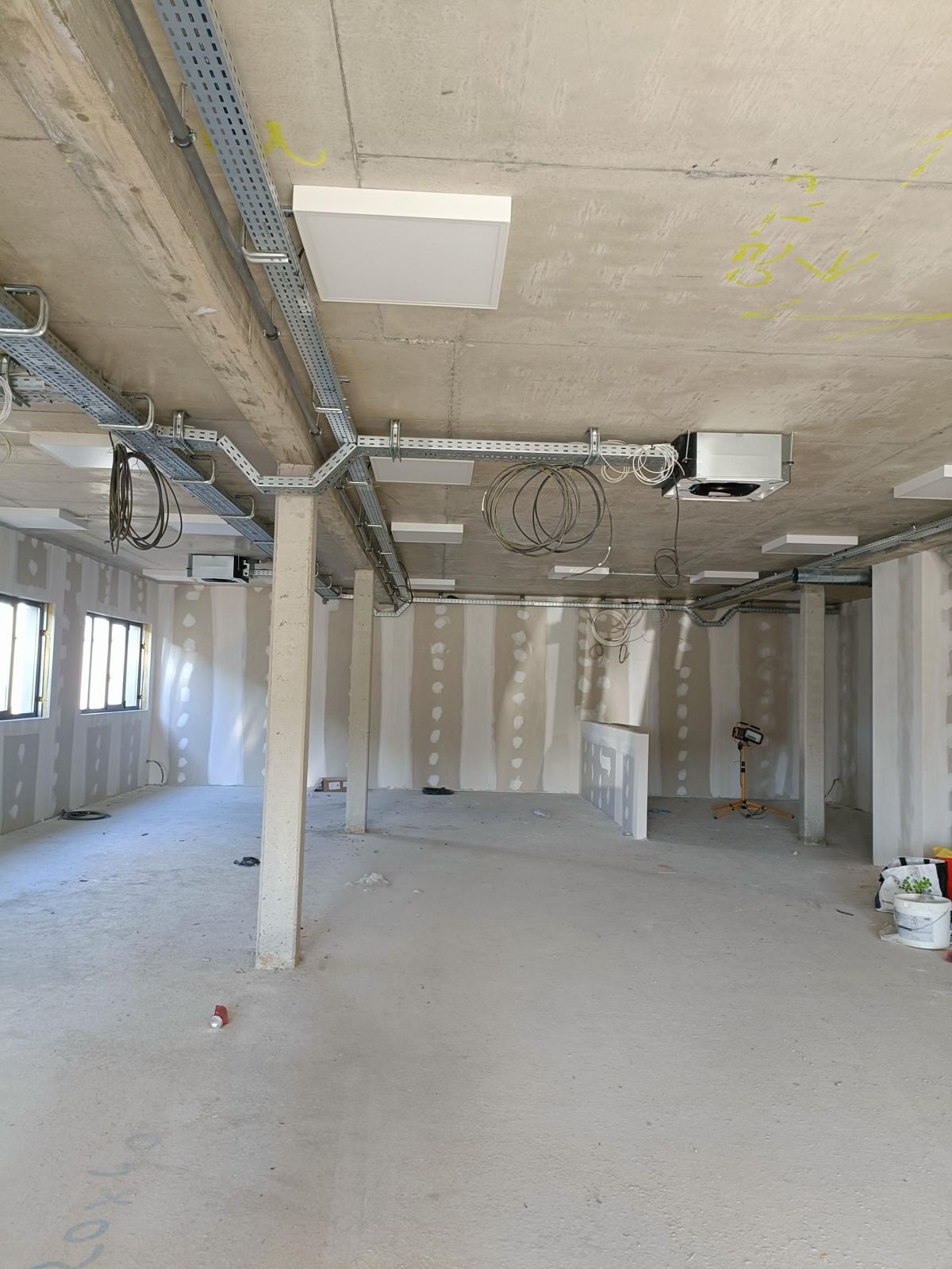 Chemins de câbles et dalles LED dans un plateau de bureaux