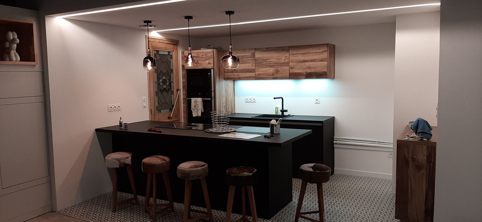 Cuisine rénovée avec suspensions, rubans LED et prises plan de travail
