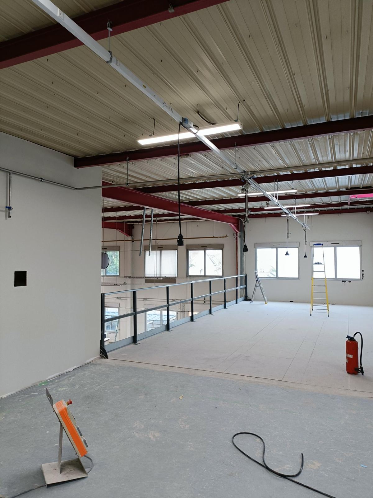 Éclairage et distribution sur mezzanine industrielle