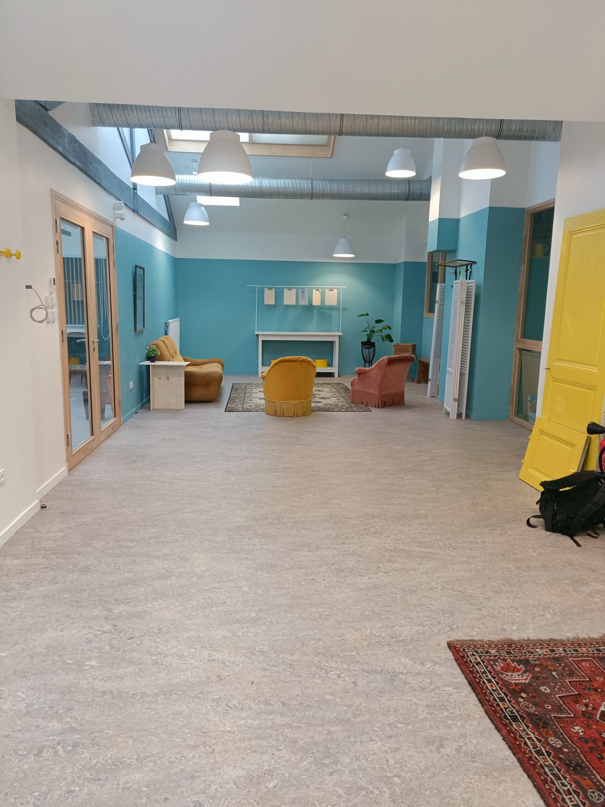 Suspensions blanches dans un espace d'accueil