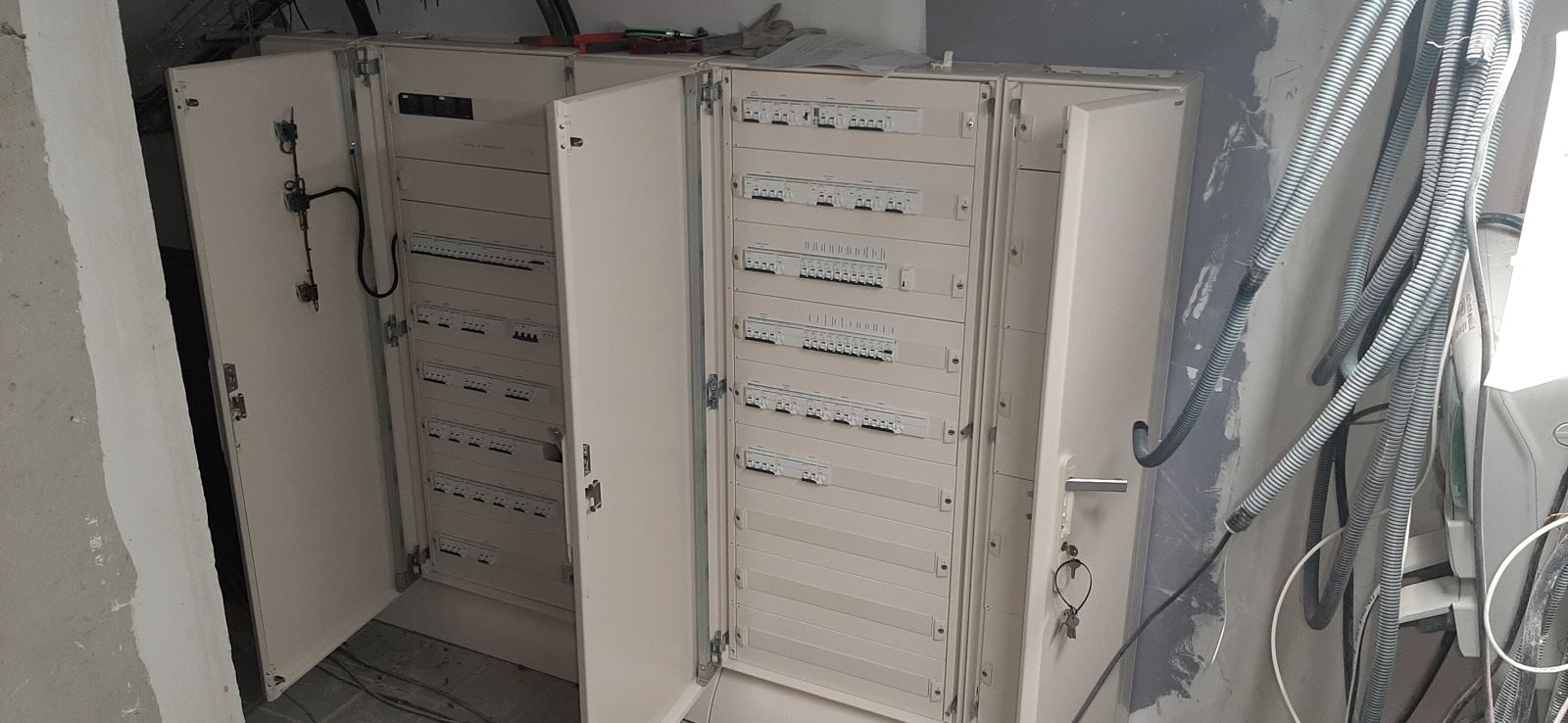 Armoires TGBT ouvertes avec départs protégés